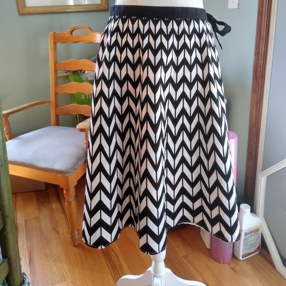 Worthington Dresses & Skirts - Worthington Chevron Black & White Skirt